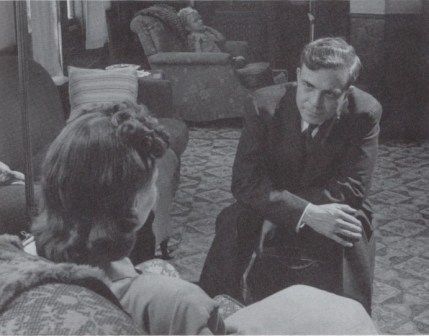 El Dr. Erickson año 1945. Con Betty Alice Erickson en el salón de su casa, donde también tenía su consulta.